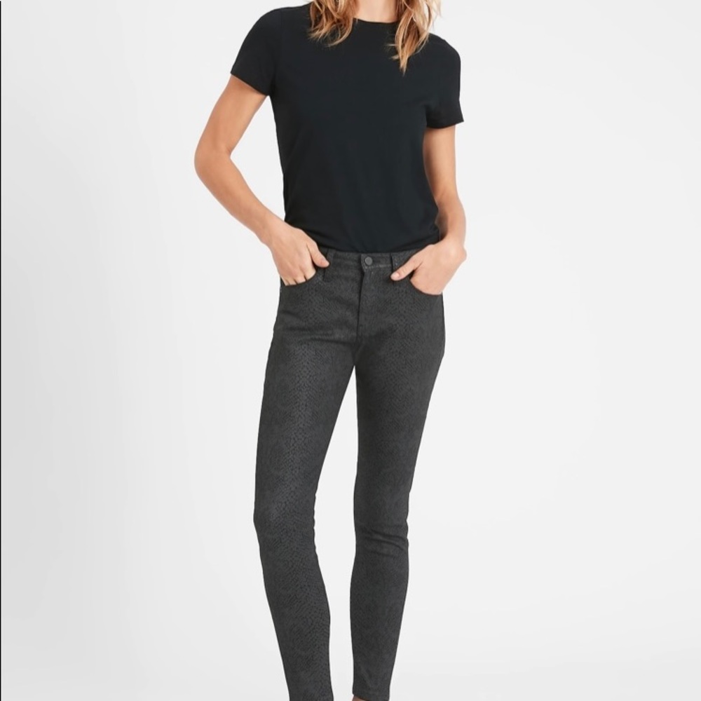 Mid-rise skinny fit washed black Banana Republic jeans some stretch like new